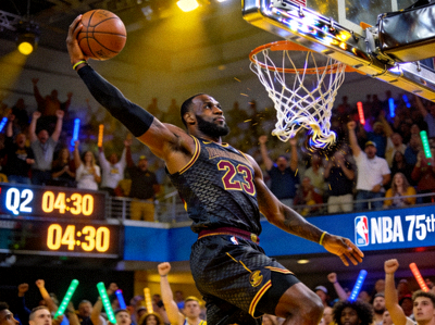 篮球赛事直播画面 - NBA赛场扣篮精彩瞬间